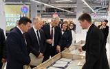 Фото3_Знакомство почетных гостей с документальной выставкой_на_сайт